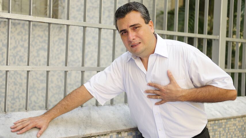 Thoracic osteochondrosis usually manifests itself as a feeling of pain in the region of the heart